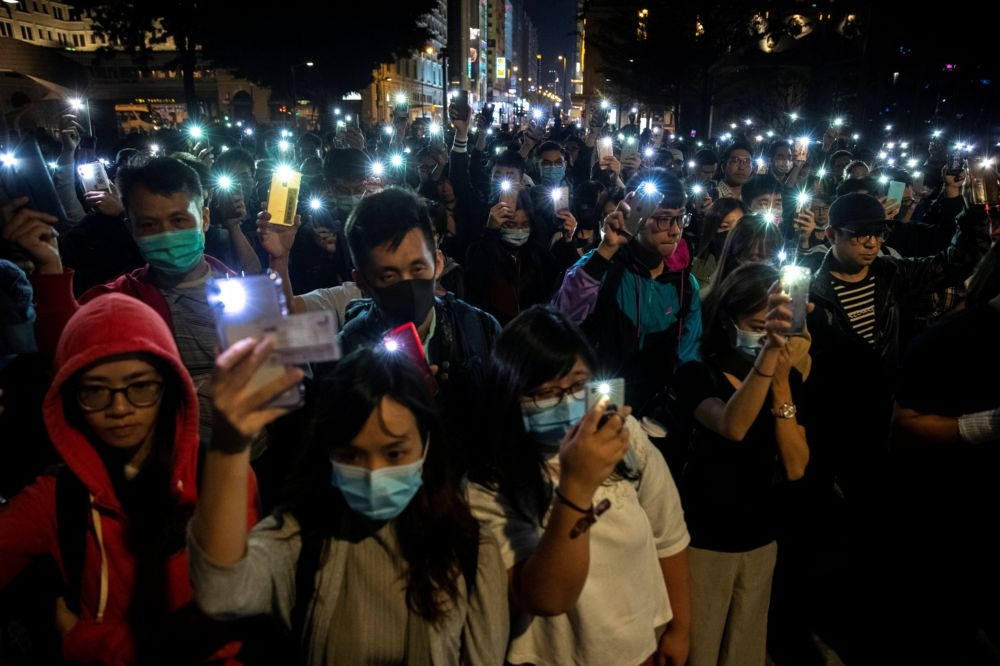 香港示威者19日以手機燈光聲援理工大學。（湯森路透）