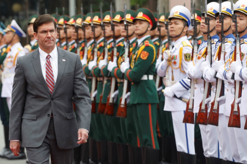美國國防部長埃斯柏訪問越南河內。（湯森路透）