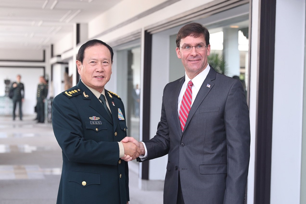 中國國防部長魏鳳和，與美國國防部長艾斯培（Mark T. Esper）在泰國曼谷會晤。(取自中新社)