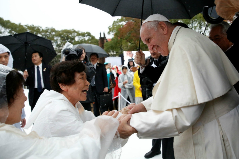 教宗方濟各（右）在長崎和平公園與年邁日本教徒互動。（湯森路透）