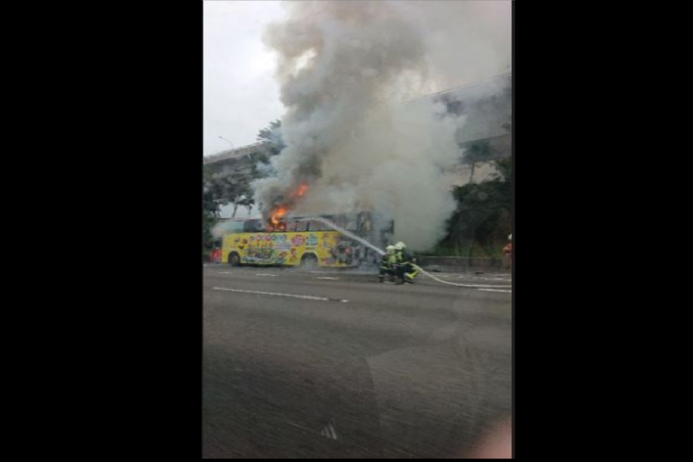 桃園客運9005公車，25日下午1點多國道一號42.3k外側，突然起火燃燒，車上22名乘客即時逃出，未有人員傷亡。（取自爆料公社）