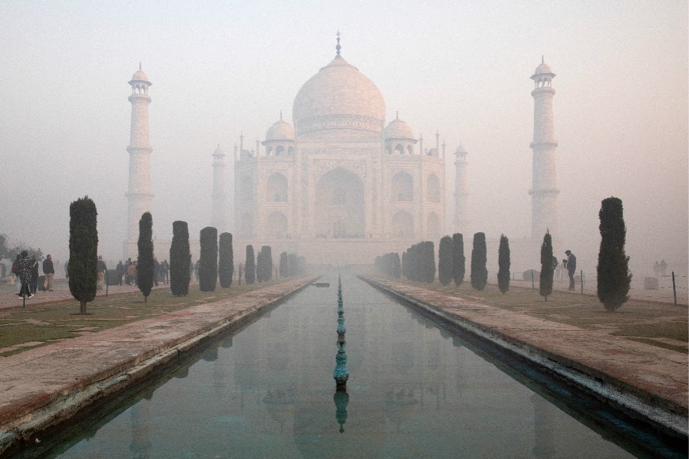 印度知名景點「泰姬馬哈陵」被嚴重霧霾包圍。（湯森路透）