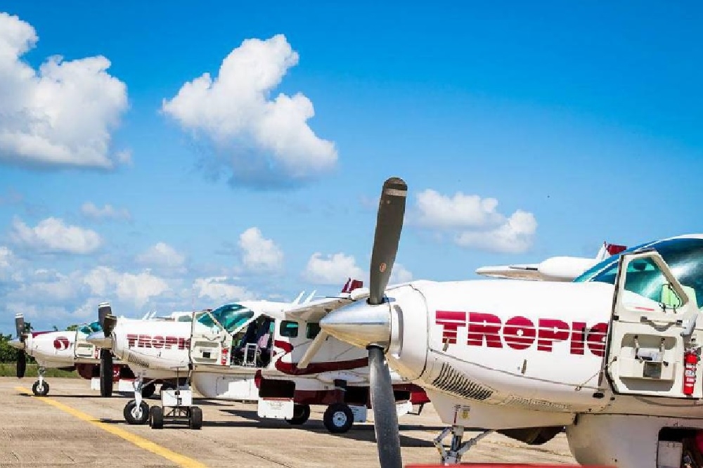 熱帶航空（Tropic Air）的飛機日前在加斯瑪塔（Gasmata）加油時，遭到8個武裝分子闖入機艙劫機。（取自推特@Graphenes1）
