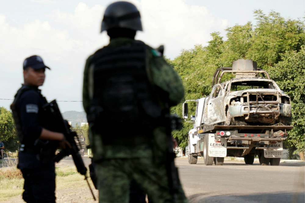 遭毒梟攻擊的車輛貨車，墨西哥軍警介入調查。（湯森路透）