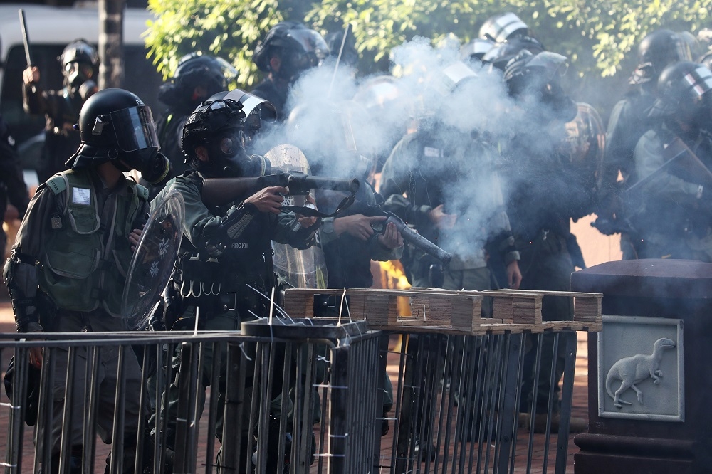 香港警方公布6月反送中抗爭至今，已施放約1萬枚催淚彈。（湯森路透）