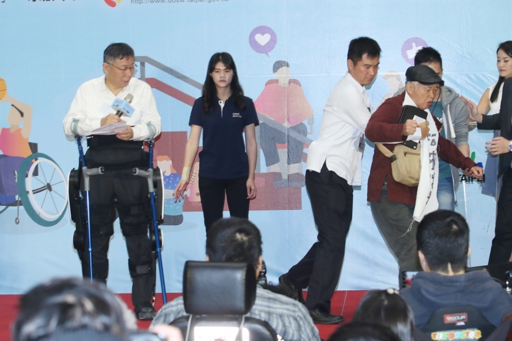 2019國際身心障礙者日慶祝大會遭台灣國創辦人王獻極鬧場。（王侑聖攝）