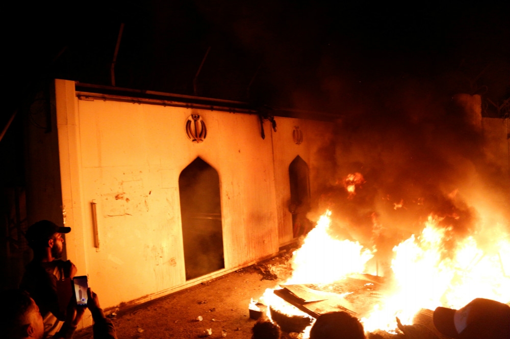 位於伊拉克南部納傑夫的伊朗領事館，27日晚間遭抗爭群眾放火攻擊。（湯森路透）