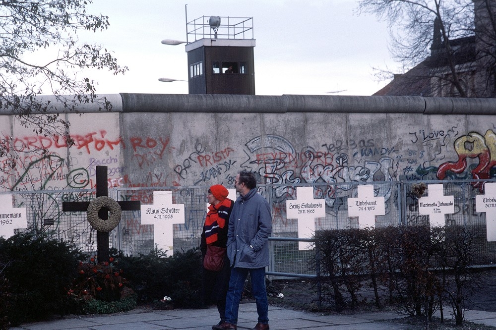 柏林圍牆在30年前倒下，切割出兩個世界的屏障不復存在，所有人都篤信世界正朝著民主自由的不歸路邁進。（維基百科）