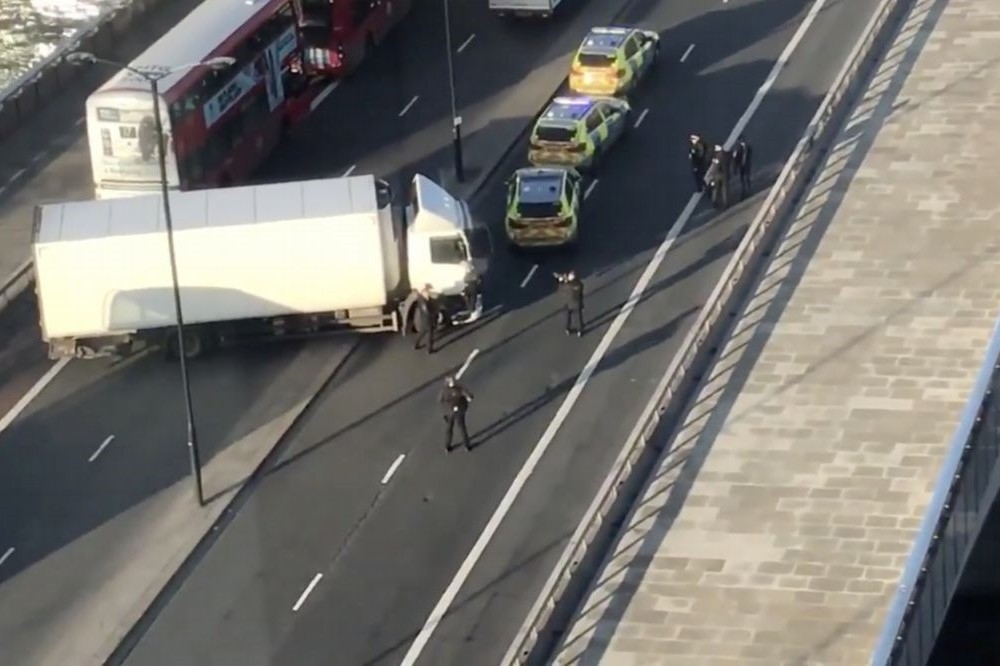倫敦橋發生持刀砍人的恐怖攻擊事件後，橋上空無一人的巴士。（湯森路透）