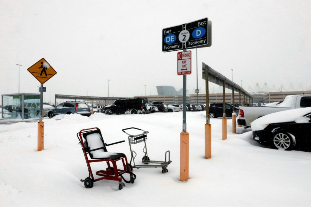 美國丹佛機場被大雪覆蓋，導致460個航班無法正常起降。（湯森路透）