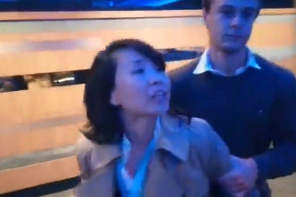 中國央視駐歐記者孔琳琳2018年打人後被拘捕的畫面。（影片截圖畫面）