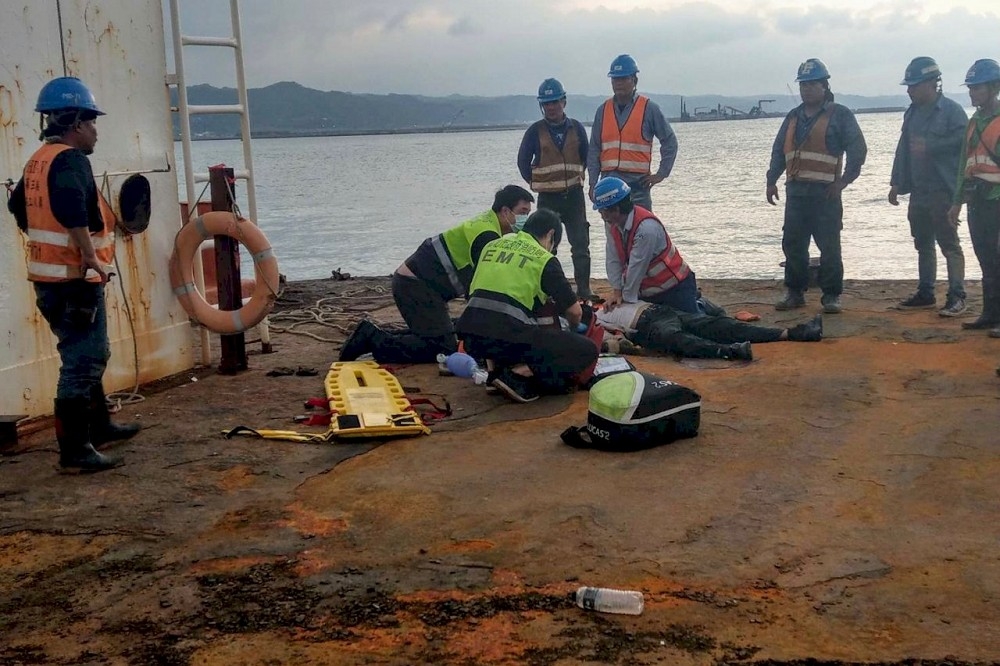 台北港1日下午有7名移工落海，雖已送醫但有3名移工已無生命跡象。（消防署提供）