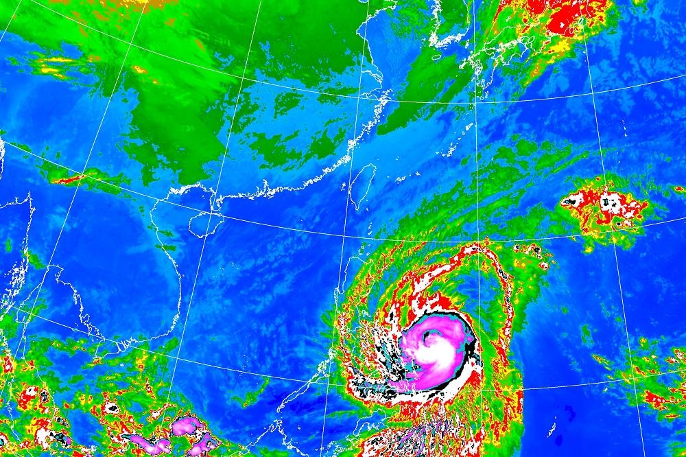 中颱「北冕」向西朝菲律賓前進，將遇強「垂直風切」，強度持續減弱。（取自中央氣象局）
