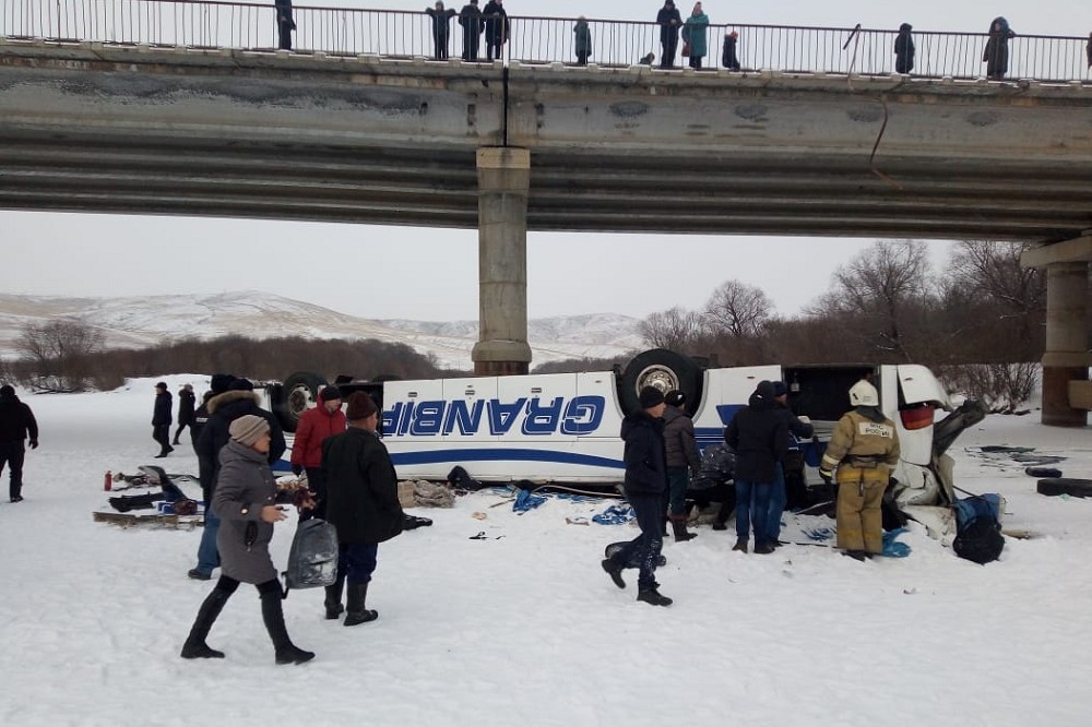 俄羅斯公車翻覆墜落冰凍河面上，至少19死21傷。（湯森路透）