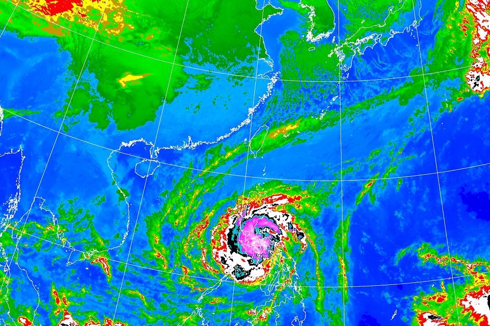 中颱「北冕」3日向西穿過菲律賓中部，受地形破壞，再進入南海，4日又遇強「垂直風切」，強度持續減弱。(取自中央氣象局）