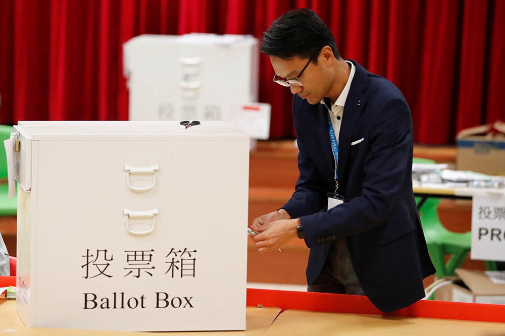 香港區議會選舉泛民主派大勝。（湯森路透）