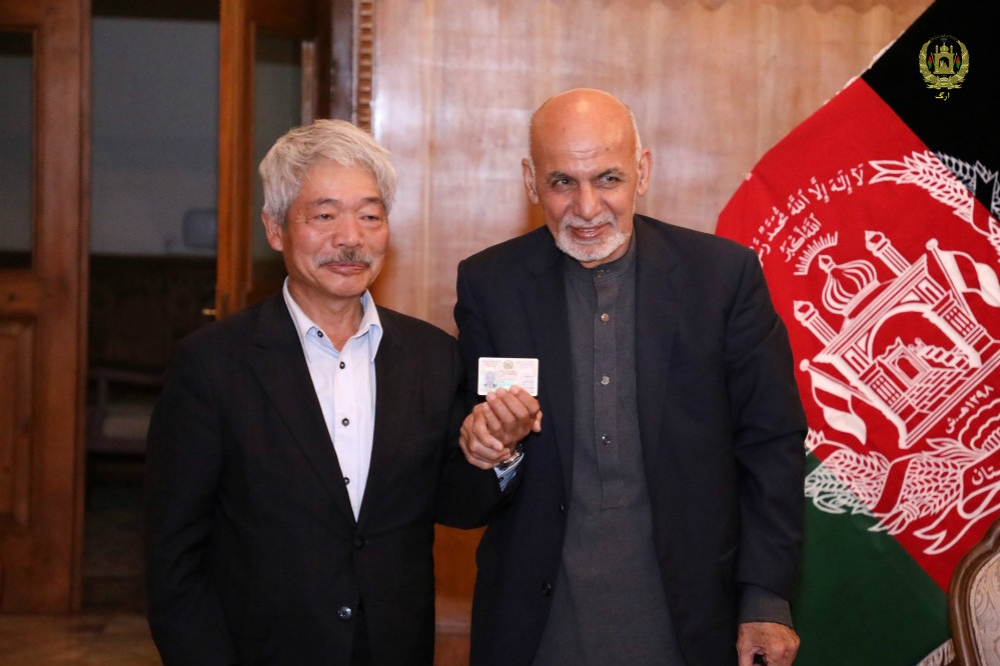 獲得阿富汗總統賈尼（右）頒發「榮譽公民身份」的日籍醫師中村哲（左）。（圖片取自阿富汗總統府）
