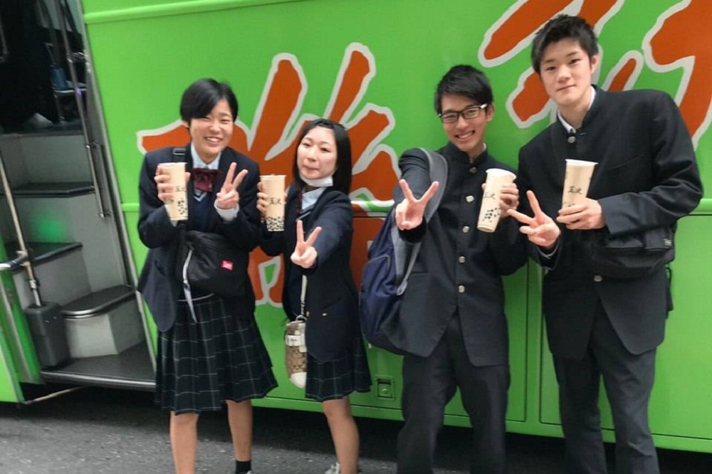 松山城南高校4日參訪總統府，蔡英文總統請學生們珍珠奶茶，邀請他們品嘗台灣的飲料風味。（總統府提供）