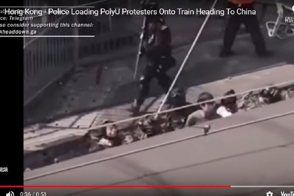 英國《太陽報》日前曾公布一段影片，畫面中被捕香港學生疑似被港警押上火車送往中國。（圖片擷取自Youtube）