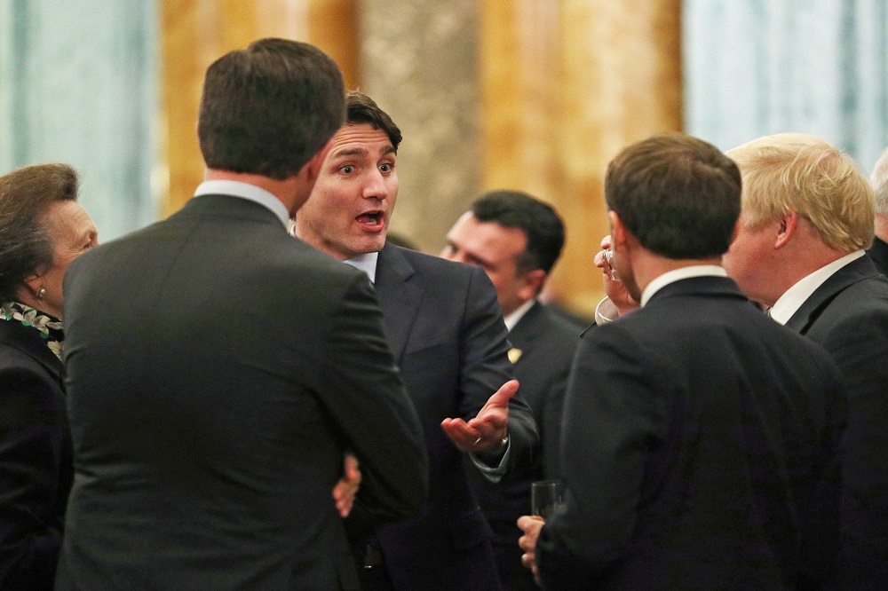加拿大總理杜魯道（圖中）和英法等國領袖在北約晚宴上，疑似調侃川普的對話意外曝光。（湯森路透）