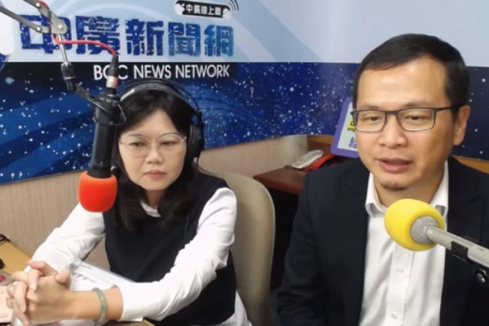 台北市議員羅智強（右）、游淑慧（左）持續追查「卡神」楊蕙如養網軍的金流。（取自中廣新聞網youtube）
