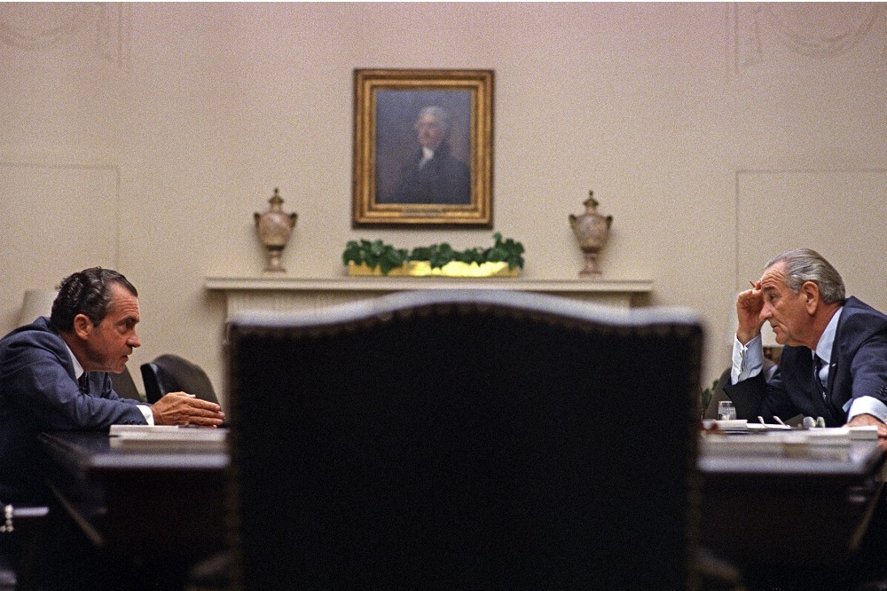 1968年7月，尼克森獲得提名前與詹森在白宮會面。（圖片摘自維基百科）
