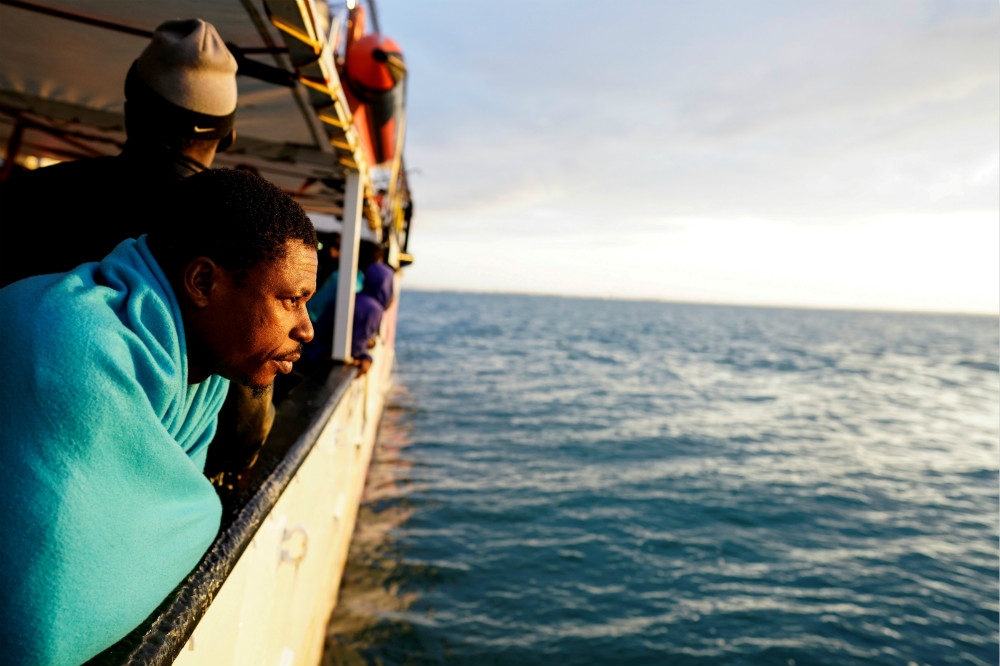 一艘載運諸多「移民」前往歐洲尋找新生活的船隻。（湯森路透）
