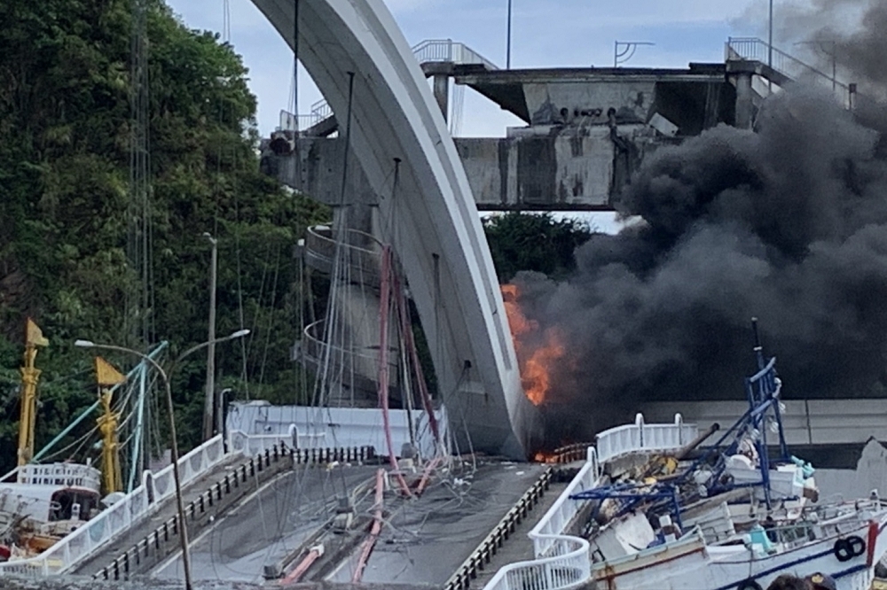 南方澳大橋伴宜蘭走過21載，2019年10月1日斷橋，造成6死悲劇。（資料照片／張哲偉攝）
