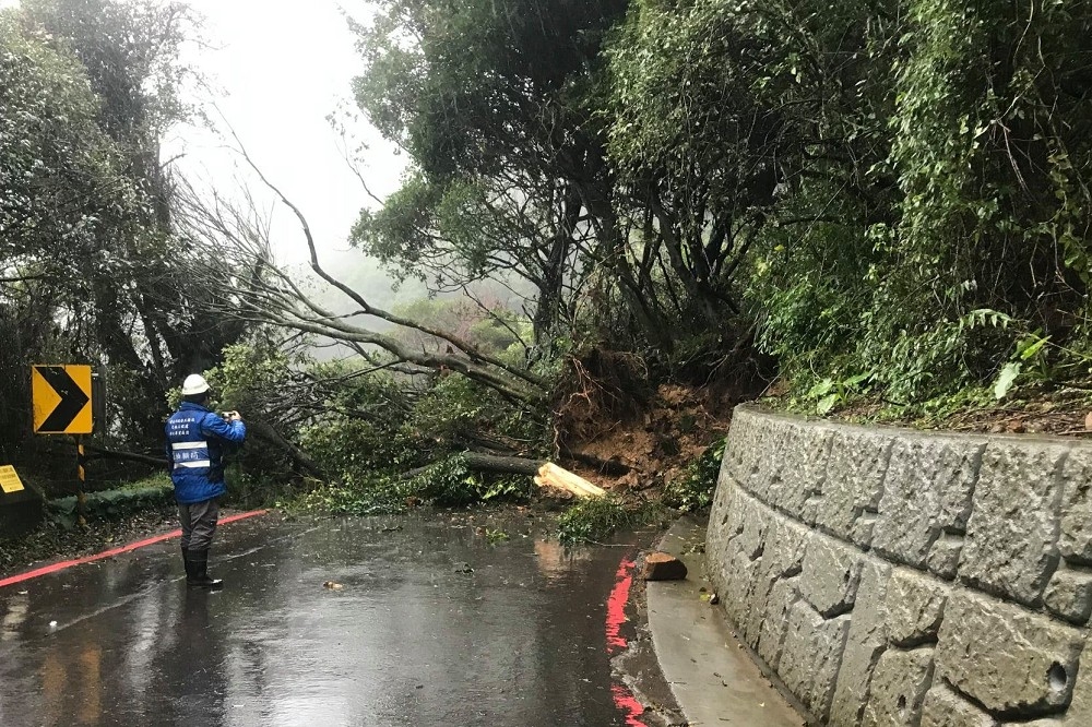 位於陽明山的巴拉卡公路因近日不斷降雨崩塌，大地工程處承包廠商已開始搶通排除。（取自竹子湖派出所）