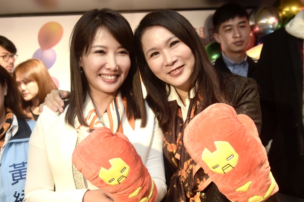 外傳台灣民眾黨不排除跟郭台銘「和平分手」，蔡沁瑜（左）、劉宥彤（右）6日受訪回應。（張哲偉攝）