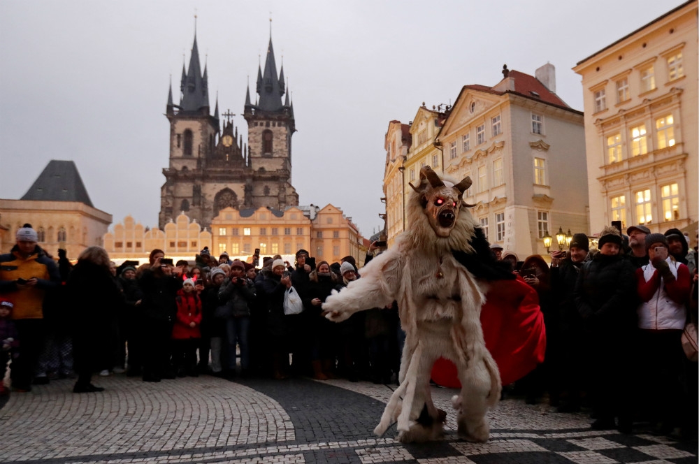 「惡魔」在捷克首都布拉格街頭、迎接聖尼可拉斯節到來。（湯森路透）
