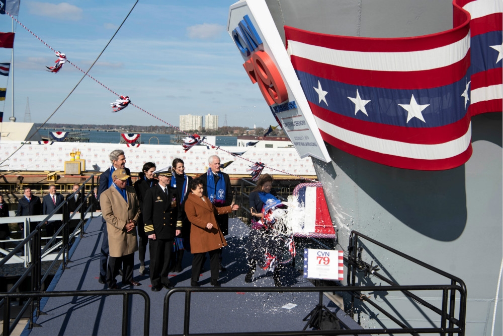 美軍新一代航空母艦「甘迺迪號」，7日在維吉尼亞州船塢內，由前總統甘迺迪千金卡洛琳擲瓶祝福。（湯森路透）