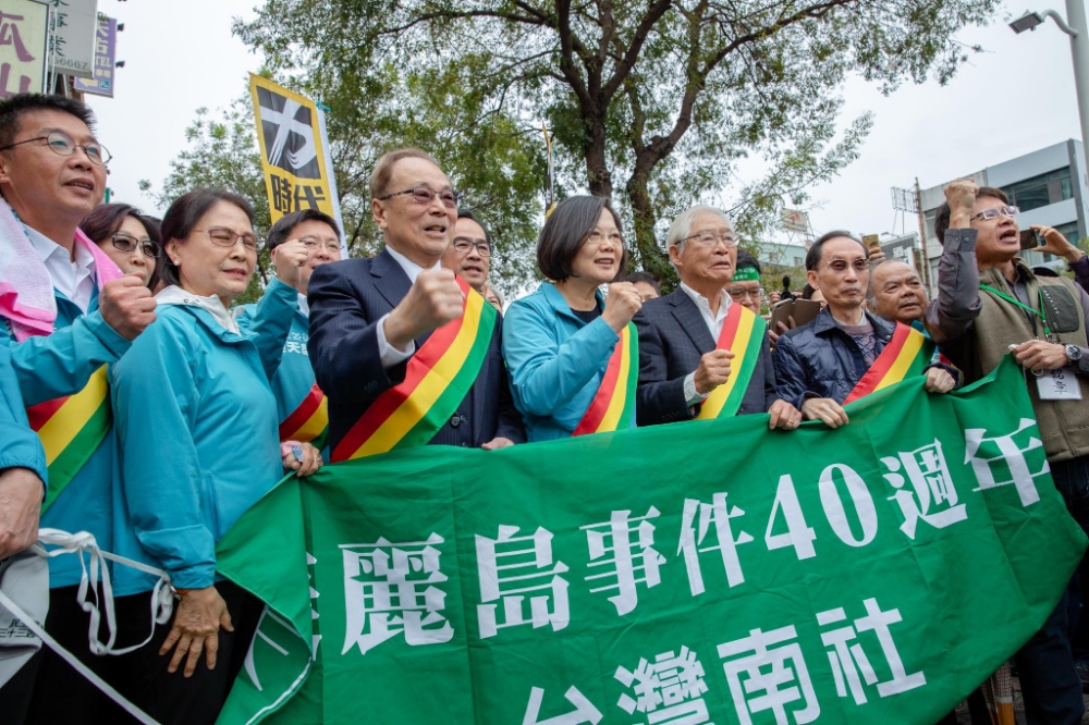蔡英文7日下午現身台灣南社等本土社團舉辦的「守民主護台灣遊行暨祈禱會」，並與民眾短暫遊行。她7日晚間也在臉書表示，美麗島事件激起更多支持台灣民主的力量。（取自蔡英文臉書）