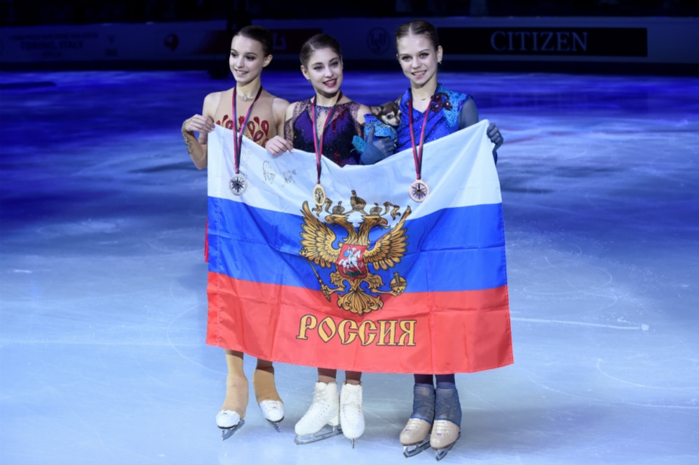 三名高舉俄羅斯旗幟的女性花式滑冰選手。（湯森路透）