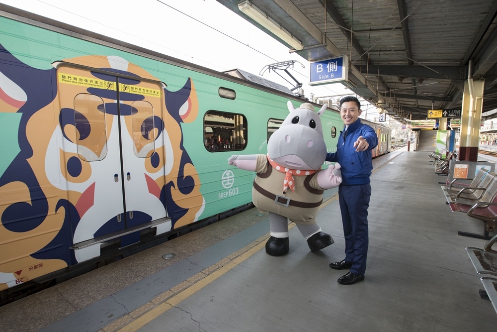 林智堅市長與行銷大使樂樂體驗台鐵六家線動物彩繪列車。（新竹市政府提供）