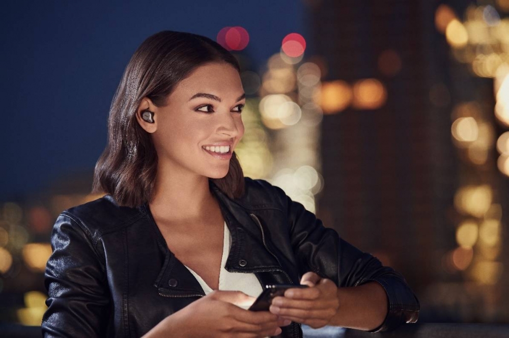 Jabra蒐集了使用者對耳機的需求和偏好，發現「配戴舒適度、電池續航力與連接便利性」是大眾在挑選耳機時的主要考量，因此加以改良新一代Elite 75（愛德曼提供）