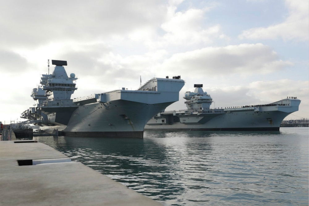 停靠在樸茨茅斯基地內的兩艘伊莉莎白級新航空母艦。（圖片取自英國海軍）