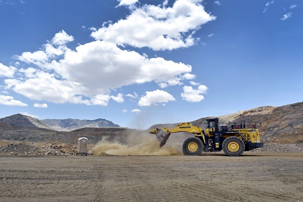 美國加州一處稀土礦場有業者在使用重機械。（湯森路透）