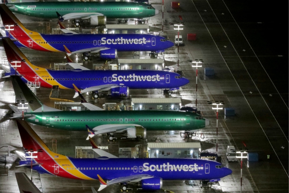大批從3月遭勒令停飛的各家航空現役737 MAX客機。（湯森路透）