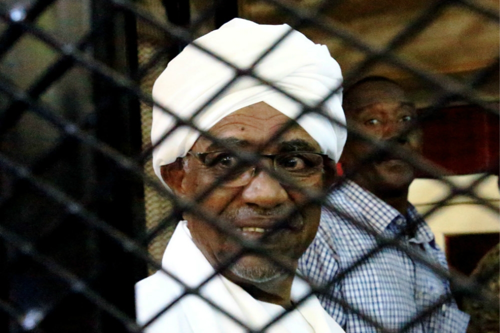 曾獨攬大權30年、蘇丹前獨裁總統巴夏爾（中央）成為階下囚。（湯森路透）