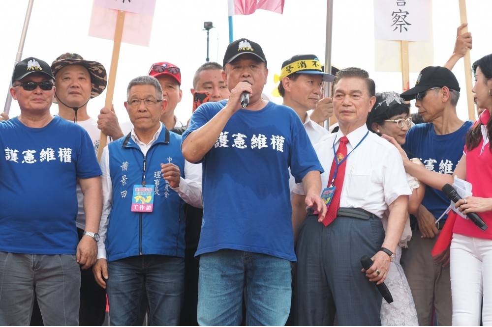 作者認為，國民黨在不分區安全名單中，排入曾去對岸聽訓的退休將領吳斯懷，以及支持香港警察暴力執法的葉毓蘭，簡直就是向中國投誠。（攝影：張家銘）
