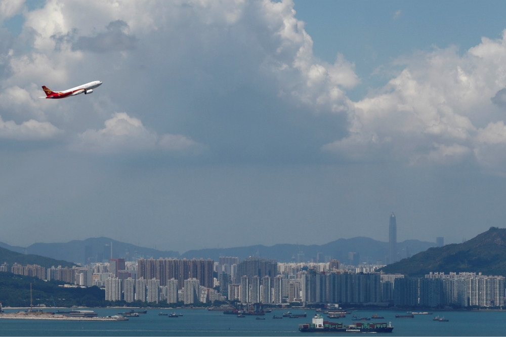 從抗爭開始、香港機場明顯受到衝擊，導致遊客數和起降航班量不斷下滑。（湯森路透）