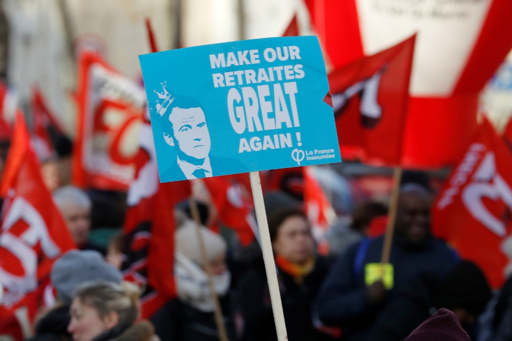 大批法國民眾不滿馬卡洪強推新的退休制度改革，發起多行業的罷工和抗爭。（湯森路透）