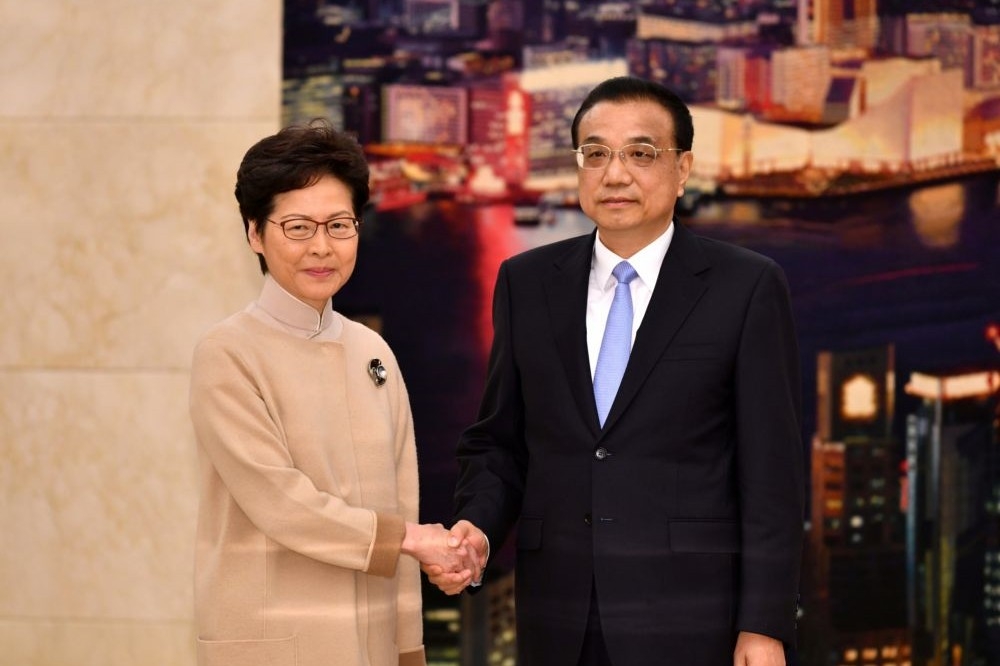 港特首林鄭月娥16日在北京向中國國務院總理李克強述職。（湯森路透）