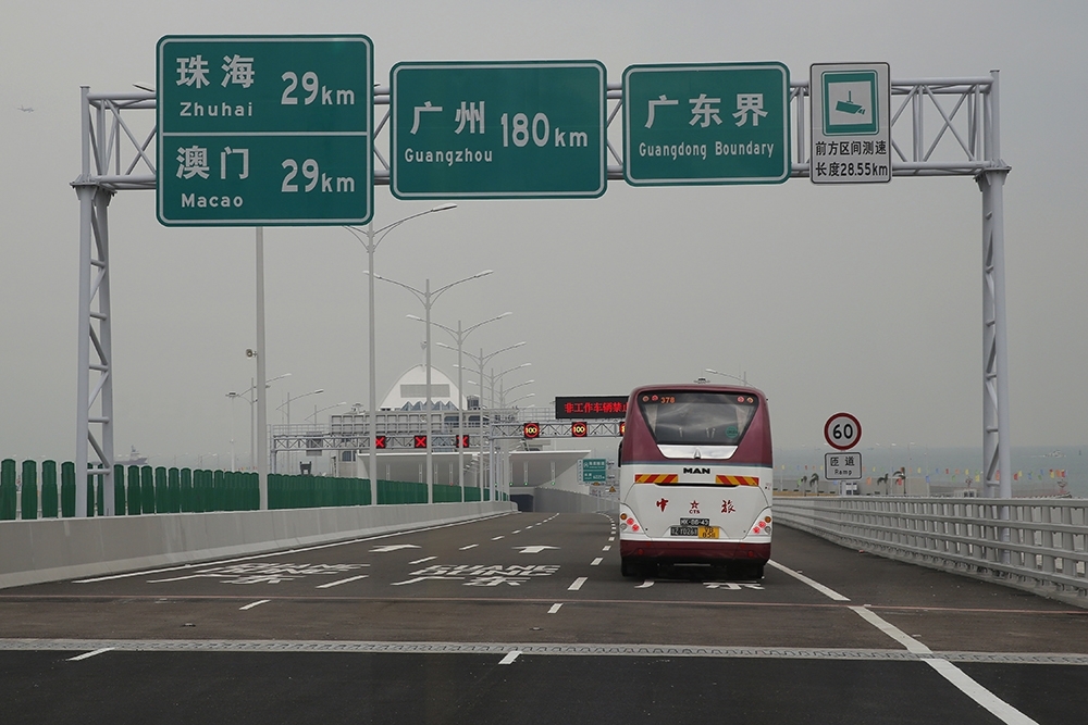 有港人以港珠澳大橋前往澳門被中國公安截查及拘捕帶返中國。（湯森路透）