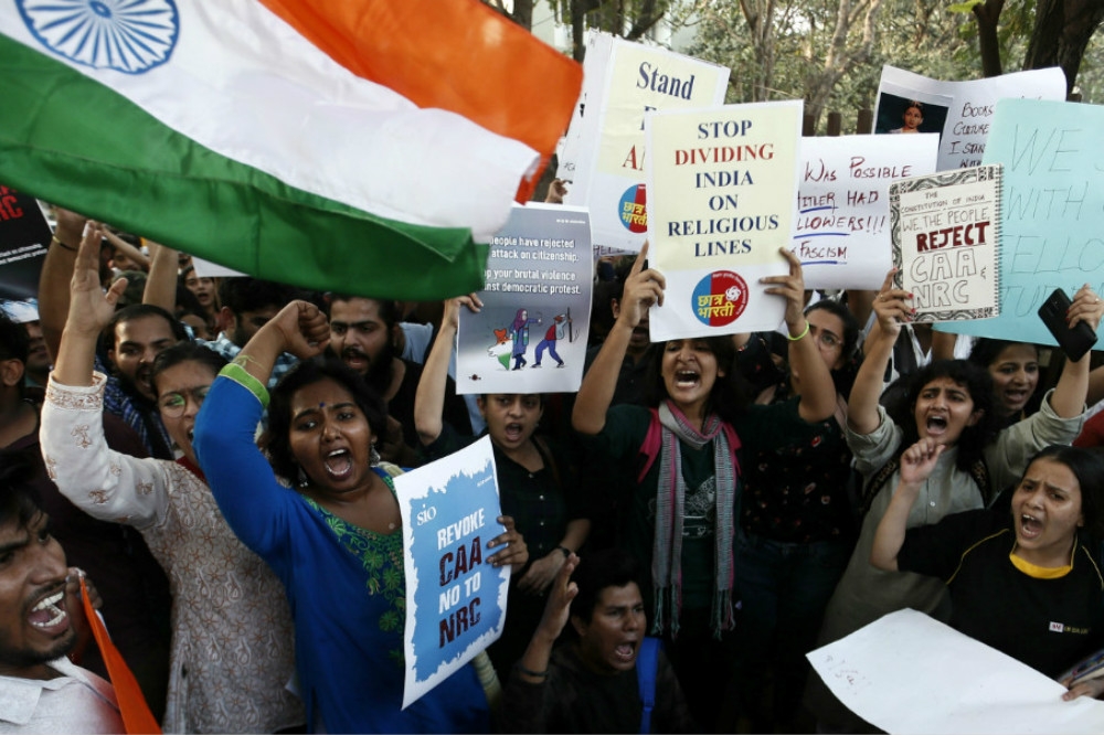 大批印度學生上街表達對新公民法的不滿。（湯森路透）