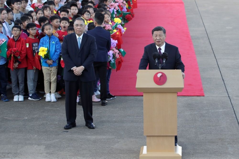 中國國家主席習近平18日抵達澳門˙，澳門特首崔世安（左）前往接機。（湯森路透）