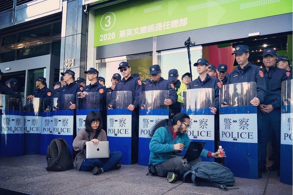台北高等行政法院19日上午宣判自救會敗訴，自救會成員與社運團體一怒之下，衝蔡英文競總抗議，爆發肢體衝突。（取自陳秀蓮臉書）