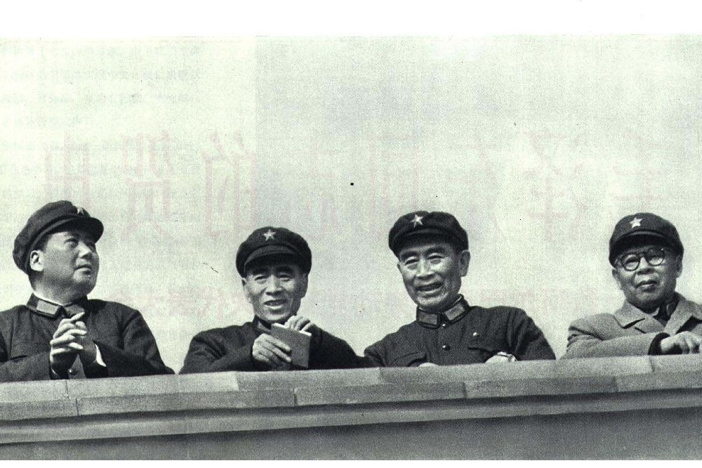 陳伯達（右一）後半生的工作，就是把毛澤東主席的一句話變成一篇社論，獨立的思想蕩然無存。（維基百科）