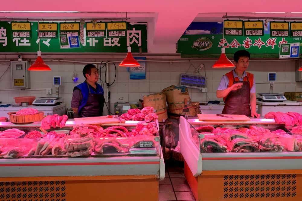 中國北京的豬肉攤位。（湯森路透）